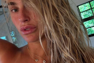 Mokra Aryna Sabalenka wypięła duży biust w skąpym bikini! Poruszenie wśród fanów