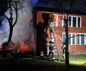 Nocny pożar drewnianego domu w Tarczku