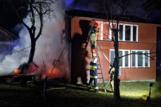 Nocny pożar drewnianego domu w Tarczku