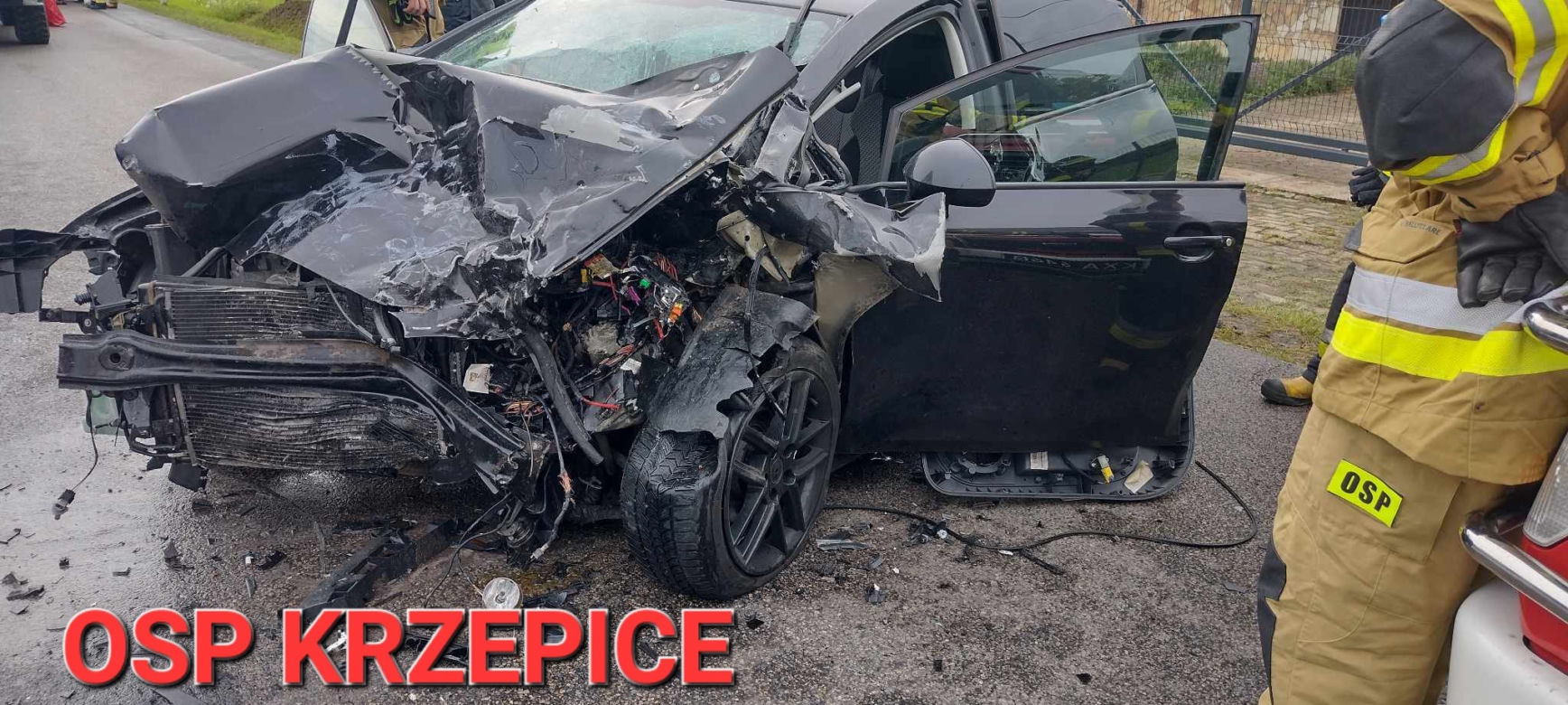 Zderzenie czołowe samochodu osobowego i dostawczego fiata. Trzy osoby trafiły do szpitala