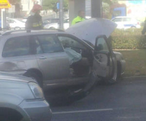Groźny wypadek na rondzie Jagiellonów w Bydgoszczy. Dwie osoby trafiły do szpitala! [ZDJĘCIA]