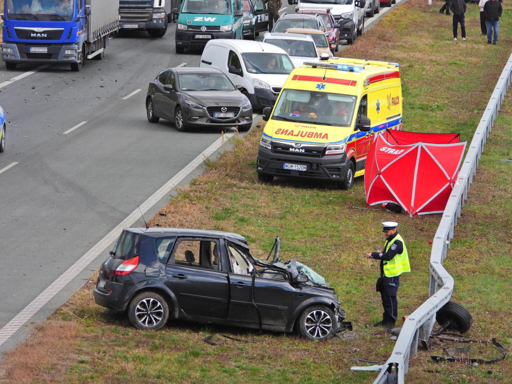 Zablokowana A2. Osobówka zderzyła się z tirem