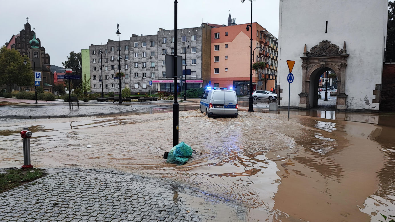 Nysa. Ratownicy WOPR i GOPR z całego kraju zjeżdżają do miasta. Dwugodzinne kolejki w sklepach