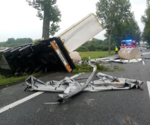 Łukowice Brzeskie: Przewoził papier na DK39, razem z małą dziewczynką trafił do szpitala [ZDJĘCIA]