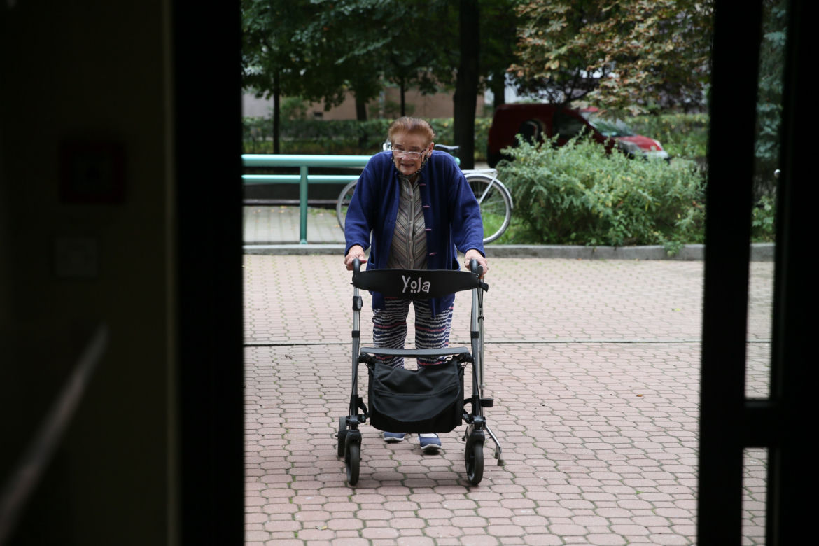 Sąsiedzi wnoszą mnie na 3 piętro. 90-latka uwięziona w bloku 
