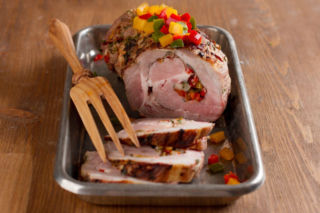 Pieczeń rabusia z karkówki – soczysta pieczona karkówka z warzywnym farszem