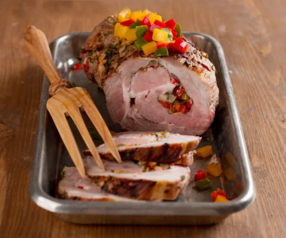 Pieczeń rabusia z karkówki – soczysta pieczona karkówka z warzywnym farszem