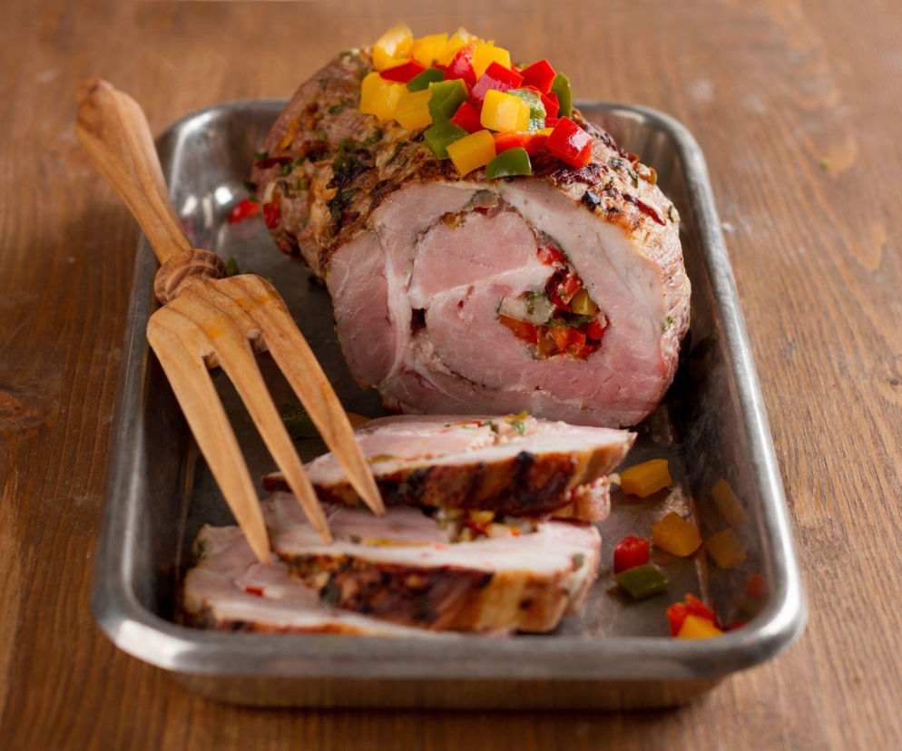 Pieczeń rabusia z karkówki – soczysta pieczona karkówka z warzywnym farszem