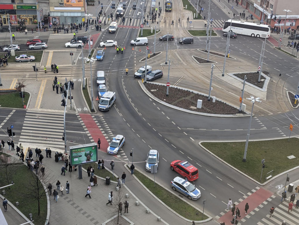 W Szczecinie kierowca rozpędzonym samochodem wpadł w pieszych