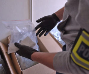 30 kilogramów narkotyków i trzech pseudokibiców w kajdankach. Spektakularna akcja policji