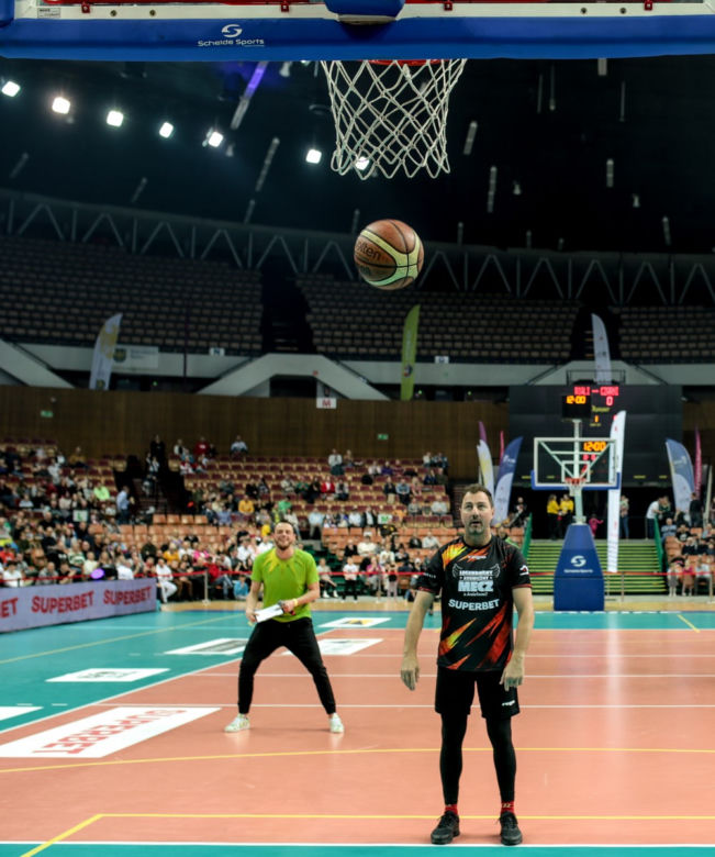 Legendarny Kosmiczny Mecz z Aniołami w Spodku: Gwiazdy zagrały dla Domu Aniołów Stróżów 