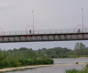 Most w Ostrowie - mieszkańcy łamią zakaz i przekraczają przeprawę