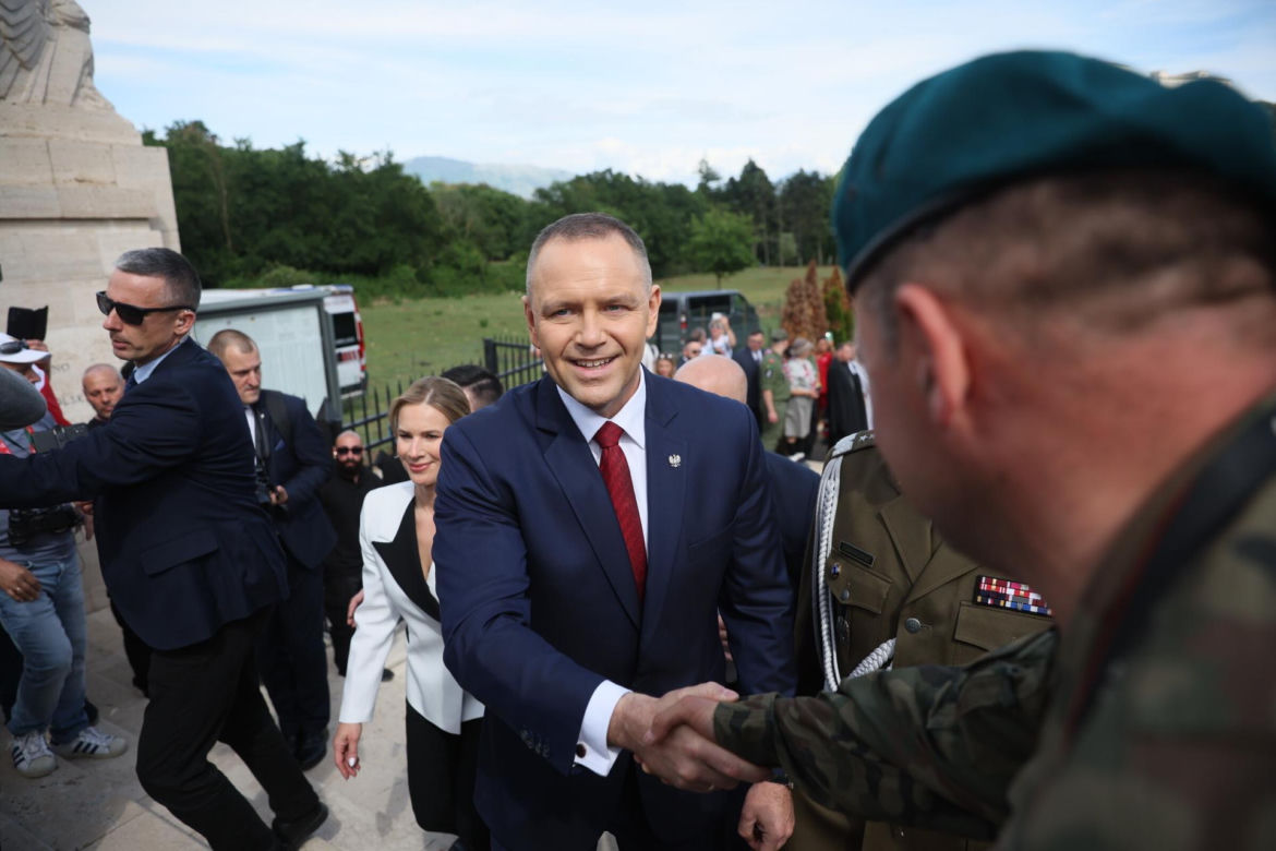 Prezydent RP Karol Nawrocki i pierwsza dama Marta Nawrocka podczas polowej mszy świętej na Polskim Cmentarzu Wojennym pod Monte Cassino