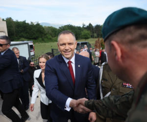 Prezydent RP Karol Nawrocki i pierwsza dama Marta Nawrocka podczas polowej mszy świętej na Polskim Cmentarzu Wojennym pod Monte Cassino