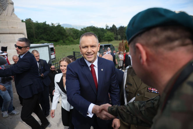 Prezydent RP Karol Nawrocki i pierwsza dama Marta Nawrocka podczas polowej mszy świętej na Polskim Cmentarzu Wojennym pod Monte Cassino