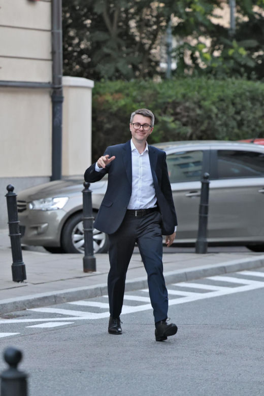 Zamiast na Nowogrodzkiej, Morawiecki i jego stronnicy spotkali się przy Konopnickiej. Były cukierki dla dziennikarzy