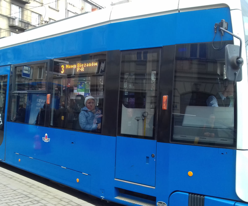 Kraków: Brutalny napad w tramwaju. Agresorzy bili młotkiem i kopali. Policja pilnie szuka świadków