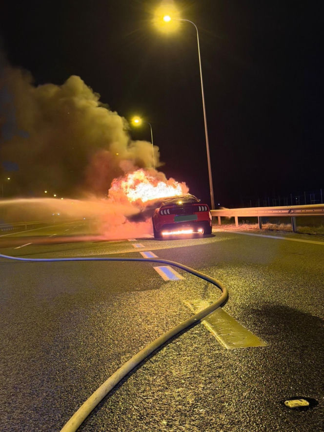 Mustang stanął w płomieniach na S3. Akcja strażaków na Dolnym Śląsku