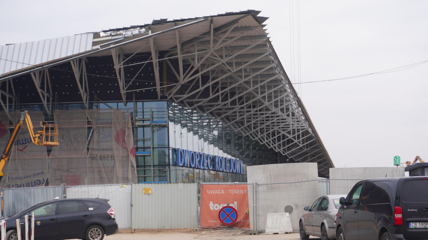 Dworzec Olsztyn Główny coraz bliżej. Postępują prace przy budynku oraz na peronach