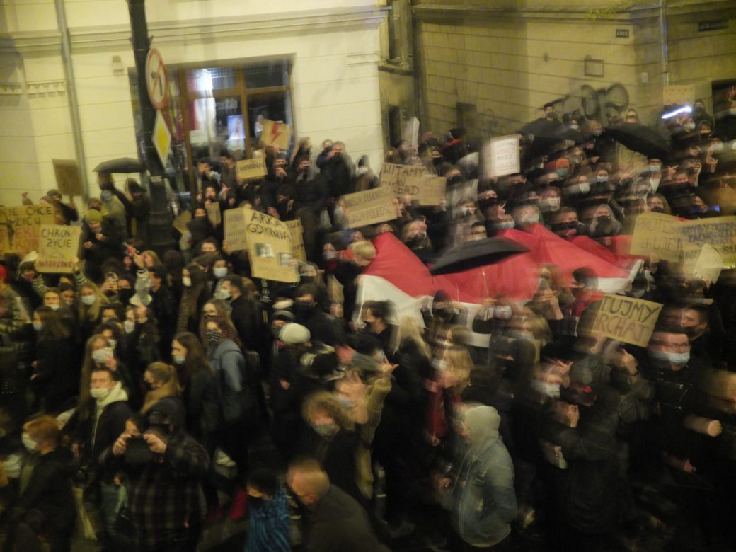 PROTEST KOBIET W LUBLINIE. KILKA TYSIĘCY OSÓB PRZEMASZEROWAŁO POD ARCHIKATEDRĘ I KURIĘ LUBELSKĄ. ŚWIĄTYNI MODLITWĄ BRONILI PRAWICOWCY