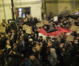 PROTEST KOBIET W LUBLINIE. KILKA TYSIĘCY OSÓB PRZEMASZEROWAŁO POD ARCHIKATEDRĘ I KURIĘ LUBELSKĄ. ŚWIĄTYNI MODLITWĄ BRONILI PRAWICOWCY