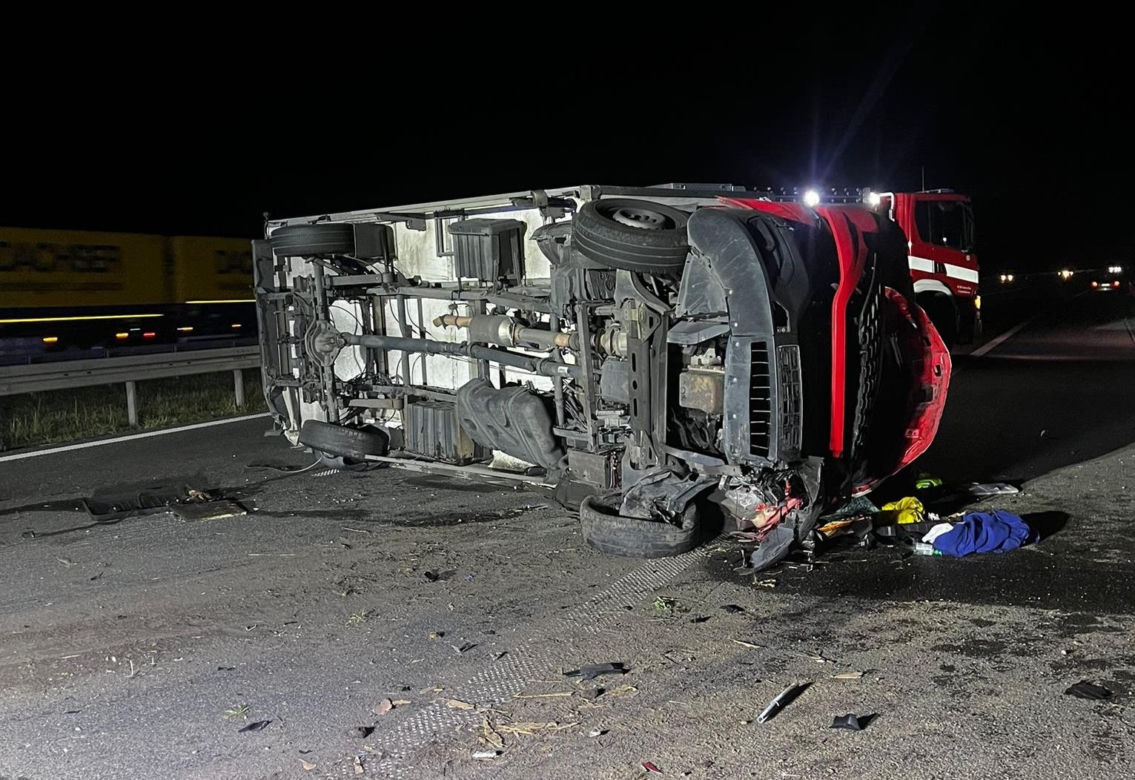 Wypadek na autostradzie A1. Dachował dostawczak