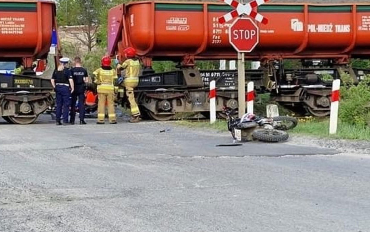 Dwaj motocykliści nie żyją. Jeden wjechał w pociąg, drugi w drzewo