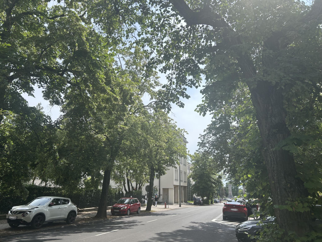 Zmiany na Kopernika. Kierowcy parkują na jezdni