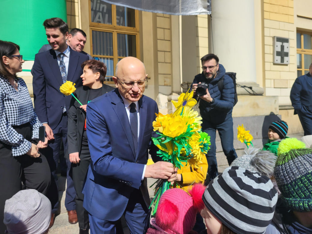 Plac przed ratuszem zakwitł. Przedszkolaki witały wiosnę [GALERIA]