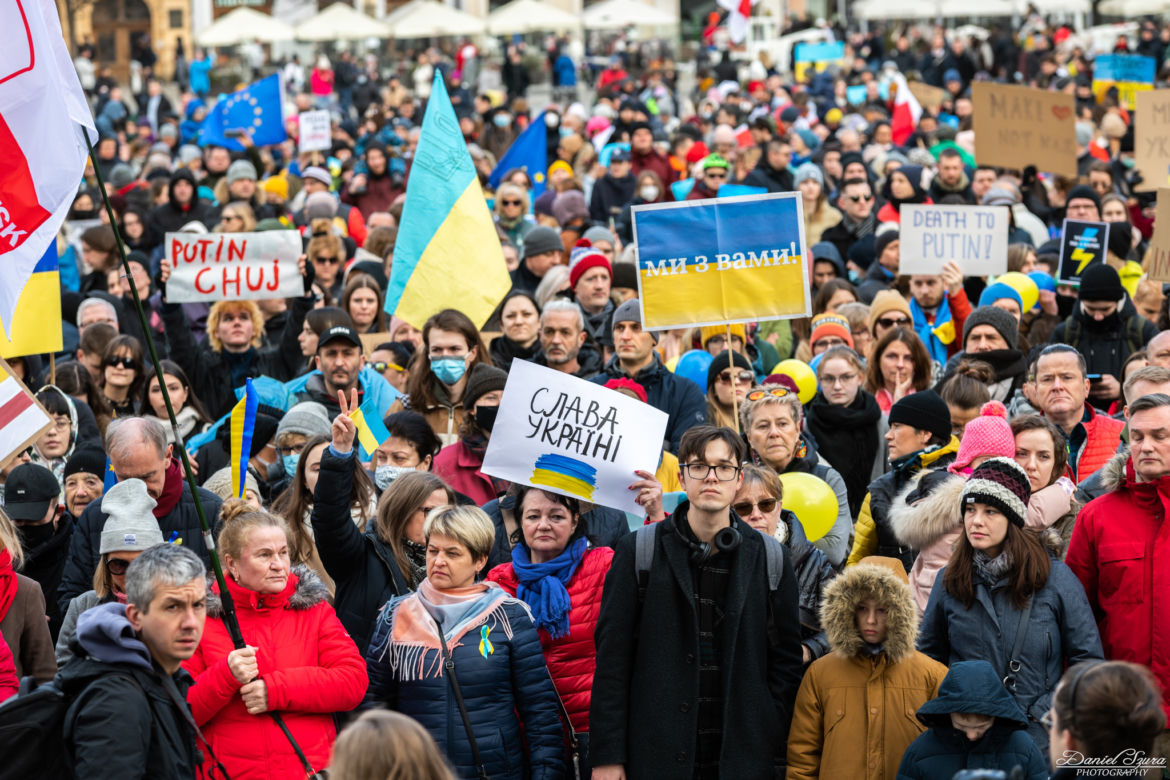 Kraków solidarny z Ukrainą! Wielka manifestacja na Rynku Głównym [ZDJĘCIA]