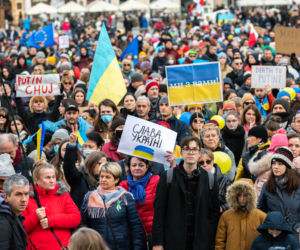 Kraków solidarny z Ukrainą! Wielka manifestacja na Rynku Głównym [ZDJĘCIA]