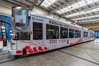 Motorniczy MPK nagle zasłabł na przystanku i upadł na twarz. Wkrótce miał wziąć ślub