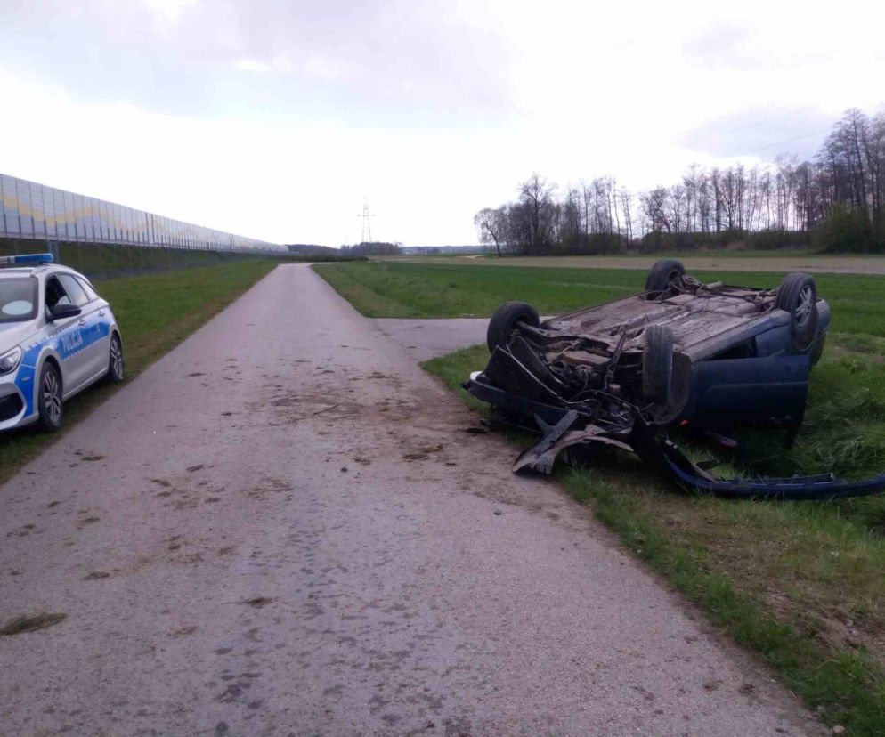 Wypadek w Pyszkowie niedaleko S-8. 26-latek wsiadł za kółko po pijanemu. Skończył na dachu w rowie