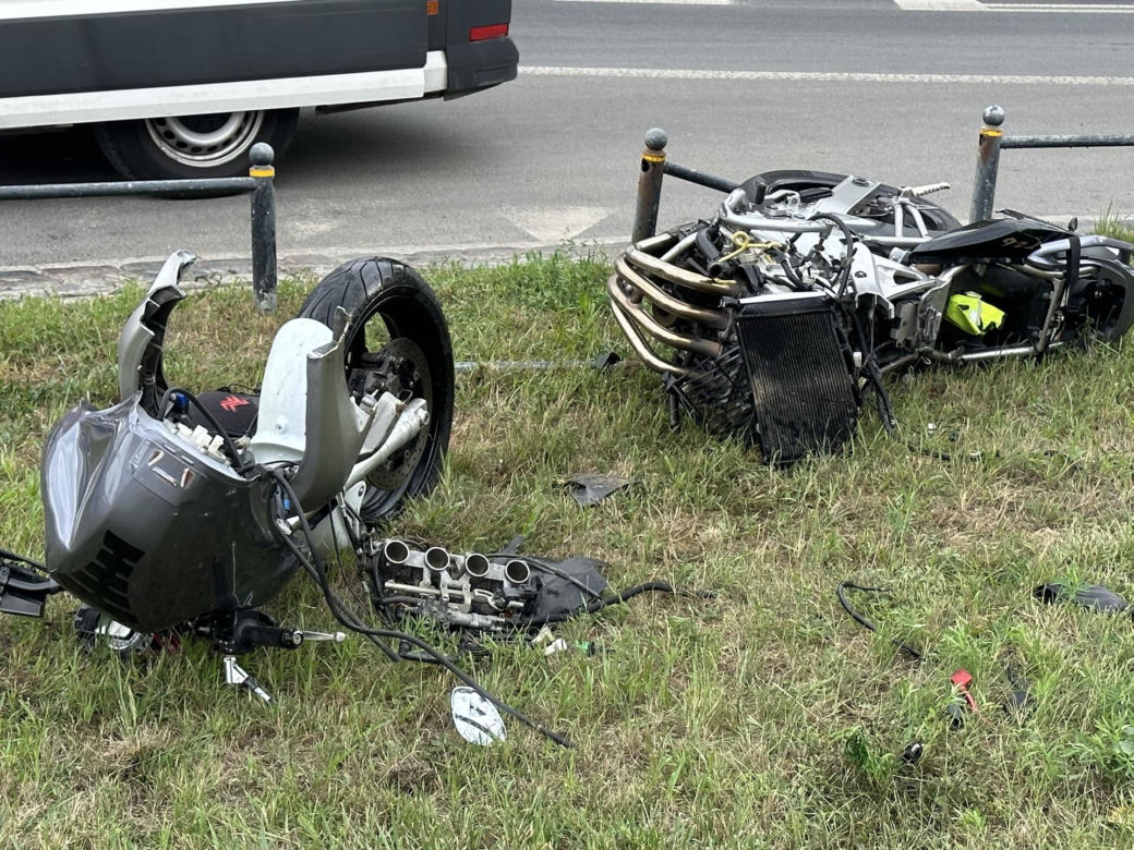 Rąbnął w auto, jego motocykl pękł na pół. Motocyklista w szpitalu