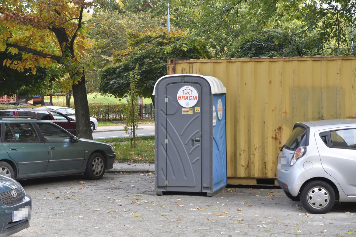 Warszawa. Mają usunąć z klatek wycieraczki, bo… stanowią zagrożenie pożarowe. „Niedługo każą wymontować nam drzwi, bo są z drewna!”