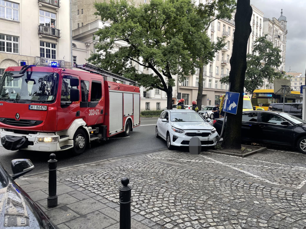 Dramat pod ambasadą. Uderzyła w autobus, potrąciła ojca. Oboje są w szpitalu
