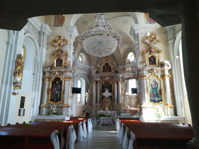 To miasto ma jeden z najpiękniejszych pałaców w Łódzkiem. Zachwyca też klasztorem