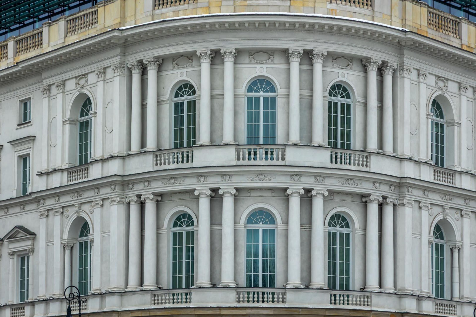 Hotel Europejski działa obecnie pod nazwą Raffles Europejski Warsaw