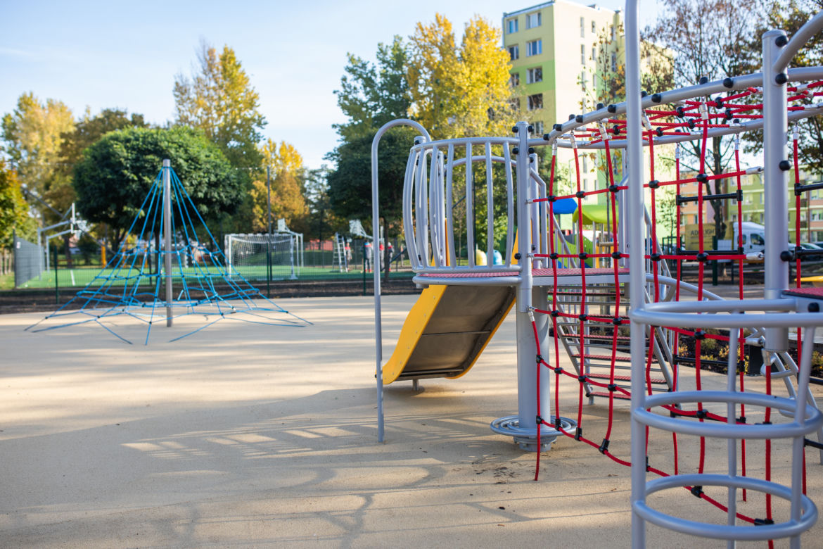 Plac zabaw, boisko i siłownia - Centralny Park Rekreacji w Płocku otwarty