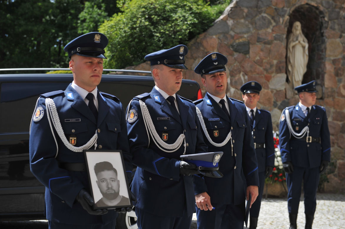 Srebrny orzeł prowadził Arka w ostatniej drodze. Poruszający gest policjantów i strażaków