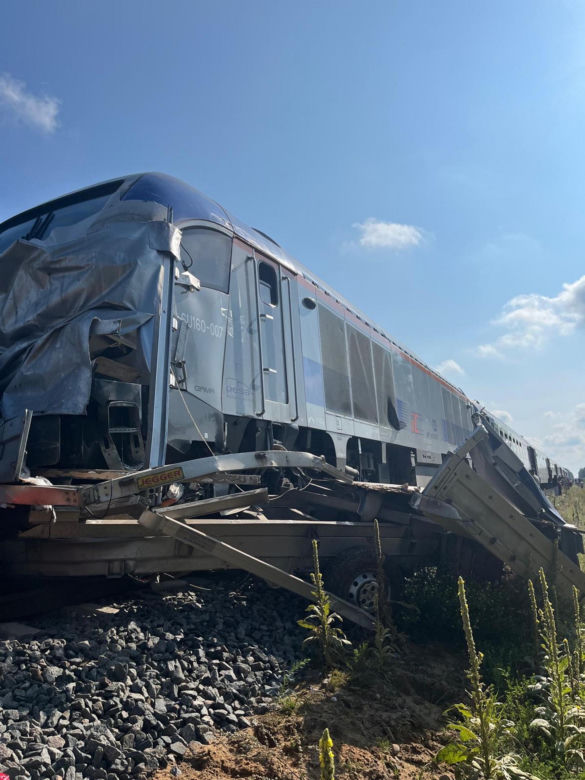 Tragedia na torach. Bus zderzył się z pociągiem. Kierowca nie żyje