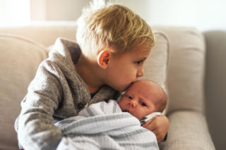 Jak przygotować dziecko na rodzeństwo? Poznaj sprawdzone sposoby na syndrom drugiego dziecka i zazdrość