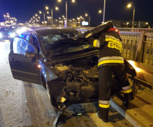 Auto wjechało w przystanek na S8