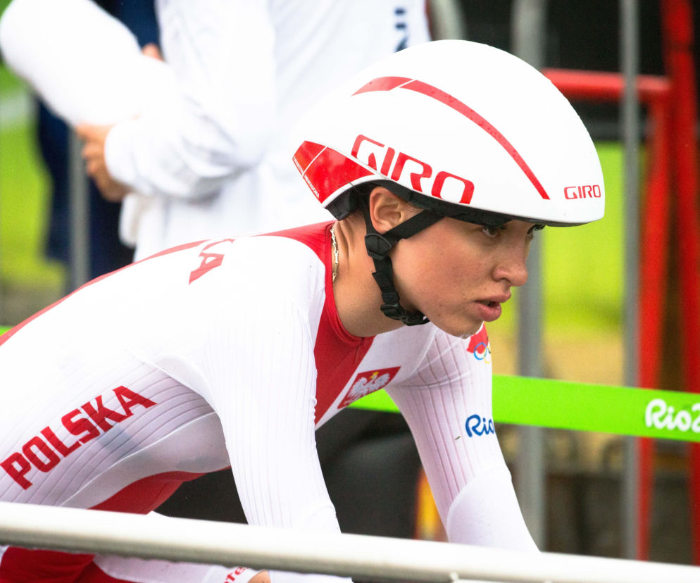 Katarzyna Niewiadoma w kasku i białym stroju reprezentacji Polski. O sukcesie w Tour de France przeczytasz na SE Supersport.