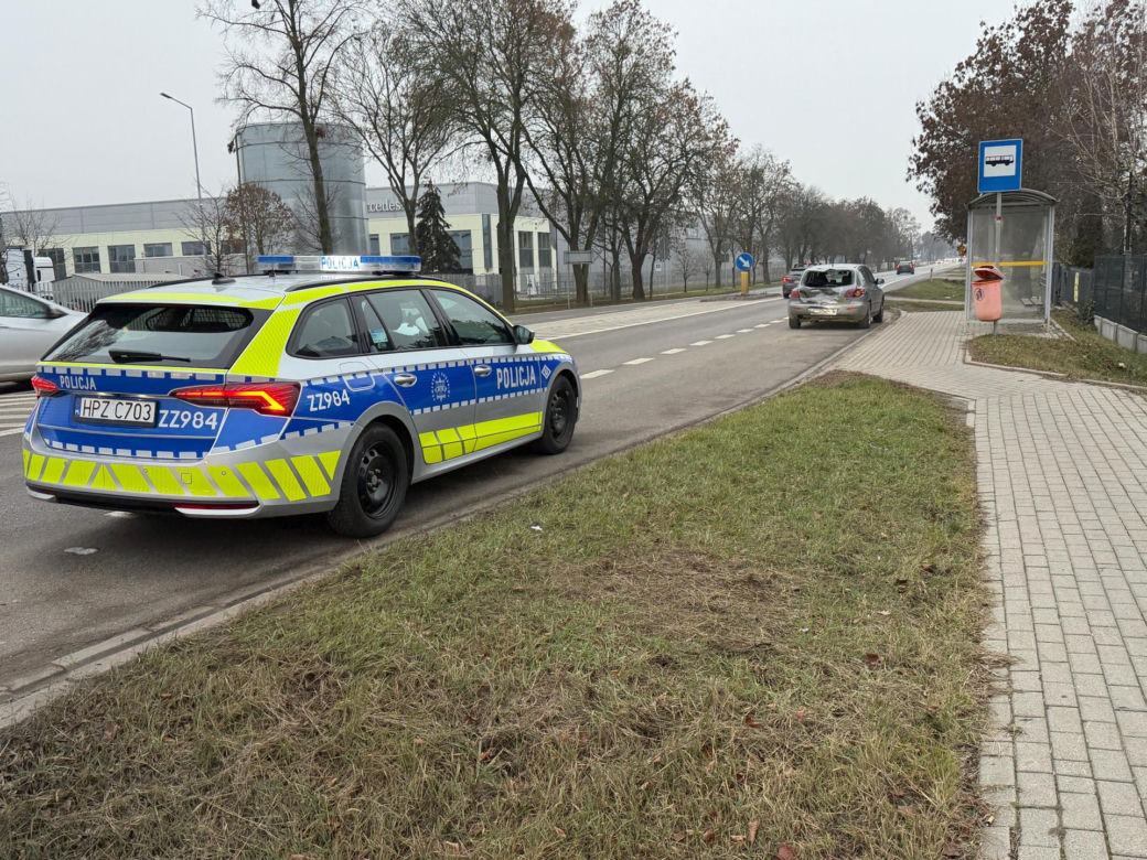 Pijany motocyklista wbił się w tył skody