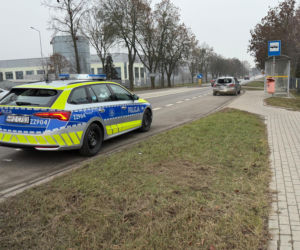 Pijany motocyklista wbił się w tył skody