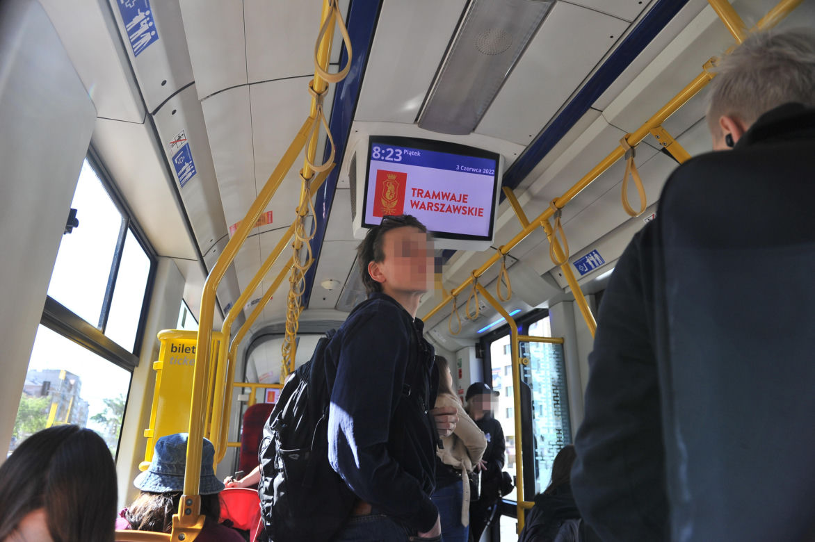 Pasażerowie gniotą się w "szóstce". Skandaliczne warunki w tramwajach na Pradze