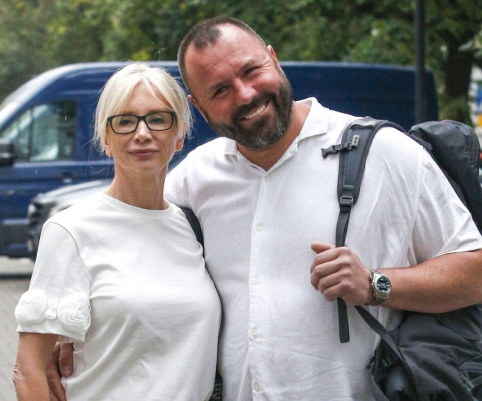Uśmiechnięci Ewa Gawryluk i jej mąż Piotr Domaniecki. O zarobkach nauczyciela mianowanego przeczytasz na SE.