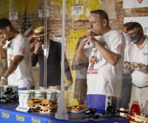 Zeżarł 75 hot dogów w 10 minut