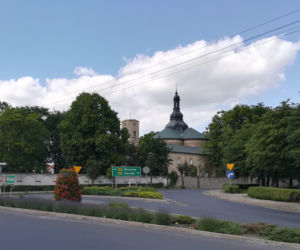 To miasto ma jeden z najpiękniejszych pałaców w Łódzkiem. Zachwyca też klasztorem